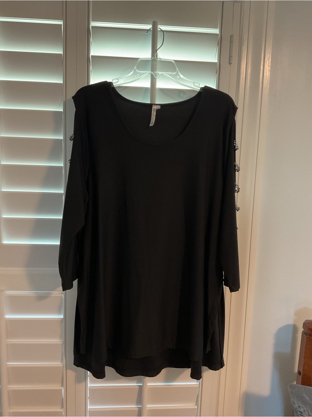 Lulu B Black Scoop Neck Long Sleeve Tunic with Sleeve Button Detail